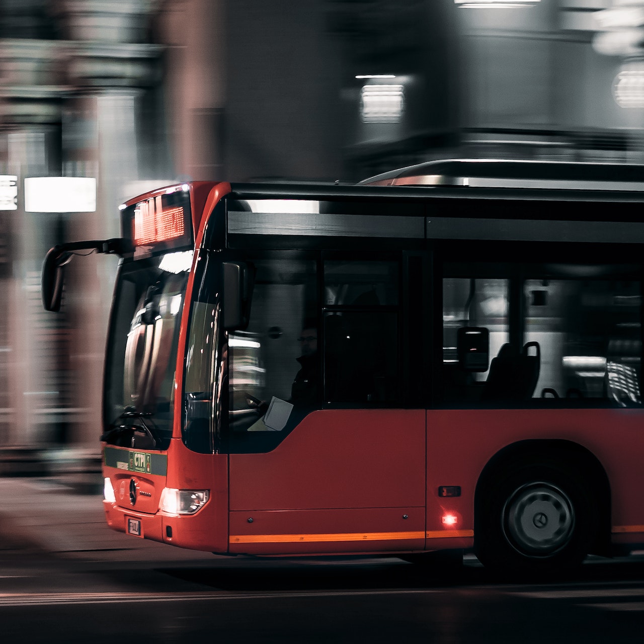 Stap in de wereld van professioneel buschauffeur: ontdek de theorieboeken van bustheorieproefexamen.nl